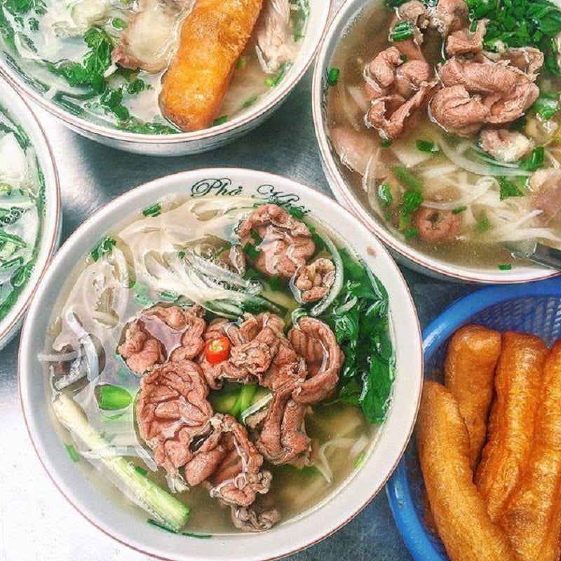 Hanoi_street_food_pho_bo